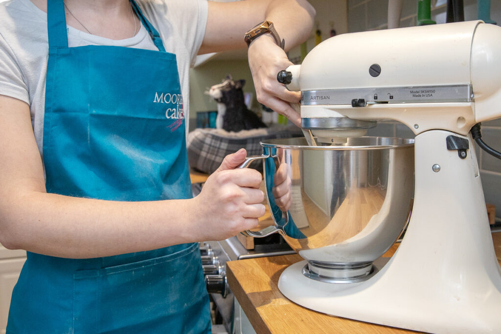 Cake maker using a cream kitchenaid stand mixer
